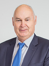 Profile photo of Transpower board member Bruce Parkes, wearing a suit and tie
